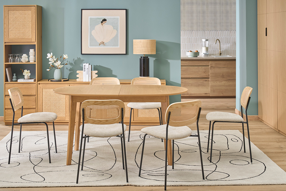 Table � manger ovale extensible ANSEL en bois clair, entour�e de chaises sur un tapis.