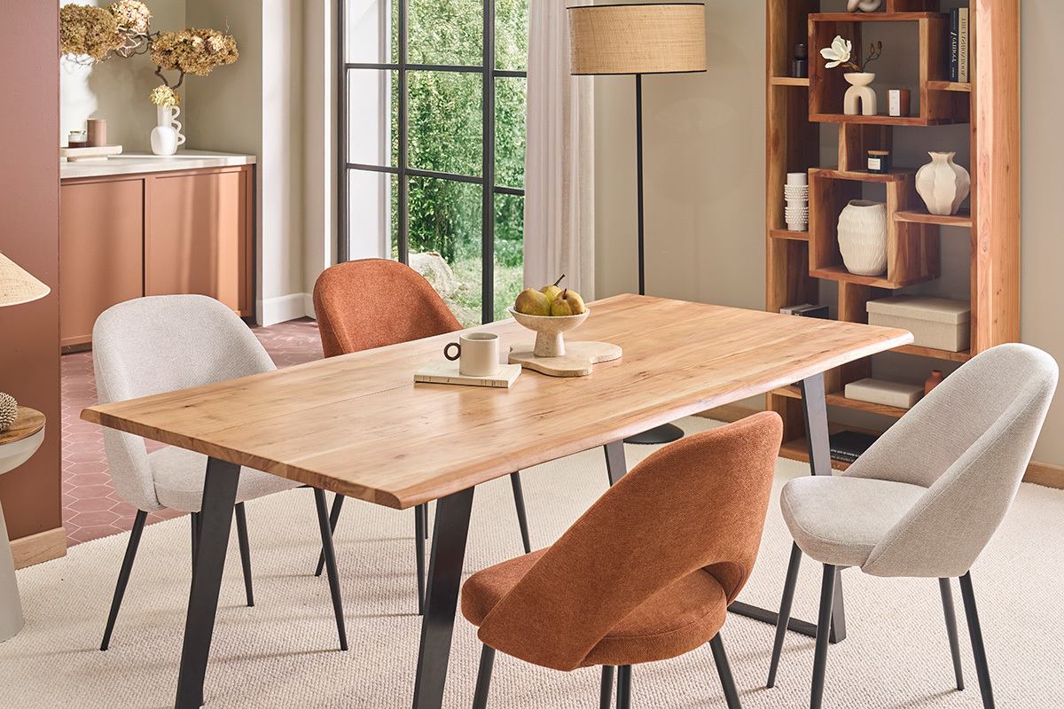 Table � manger rectangulaire en bois et m�tal noir avec des chaises, vue int�rieure.