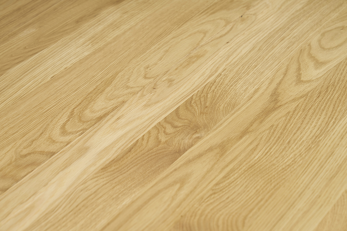 Gros plan sur le plateau en chne massif de la table  manger AGATA.