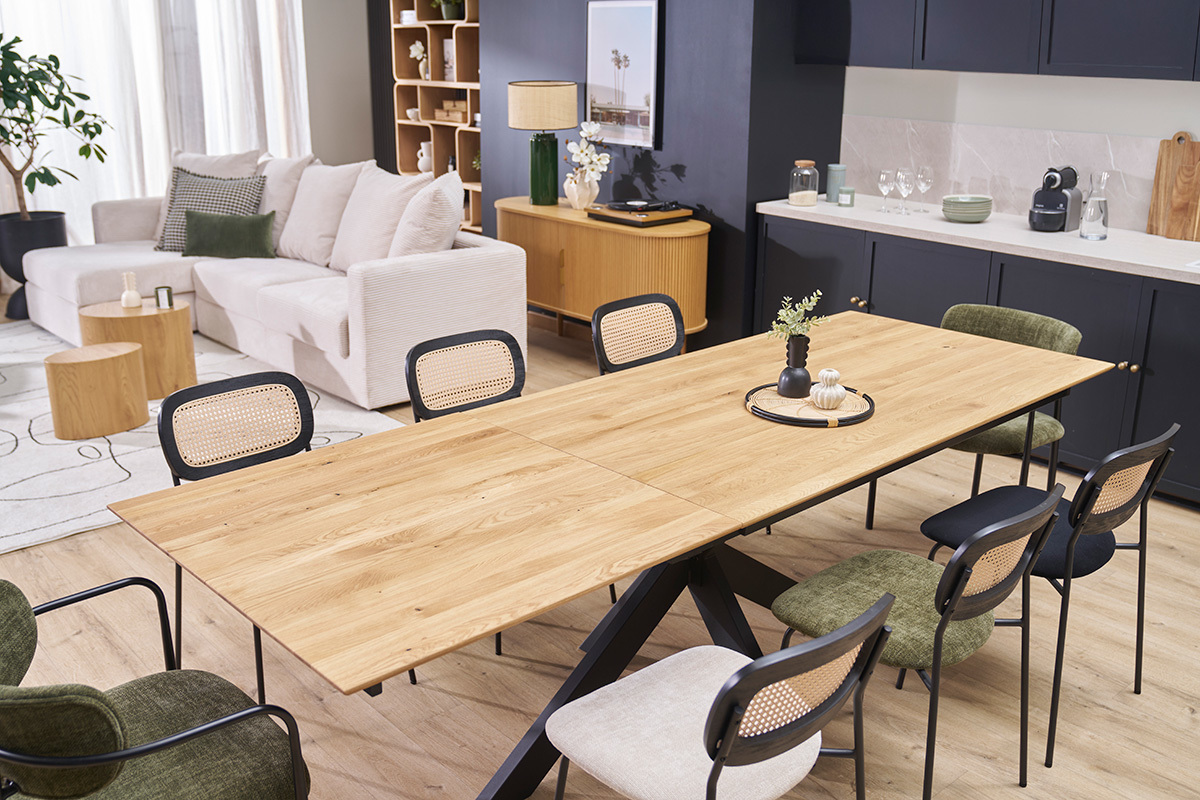 Table  manger extensible en chne massif avec chaises dans un salon moderne.