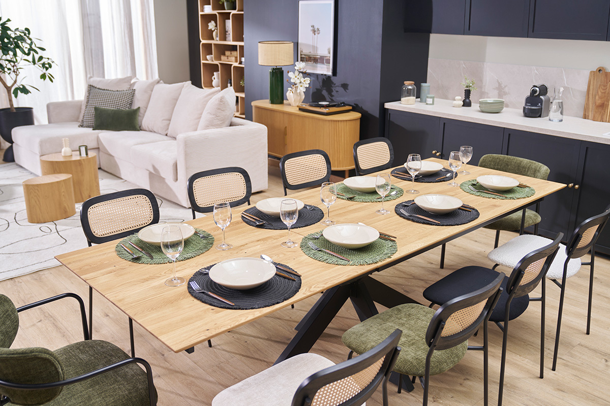 Table  manger extensible en chne clair avec chaises, vue de 3/4 dans une salle  manger lgante.