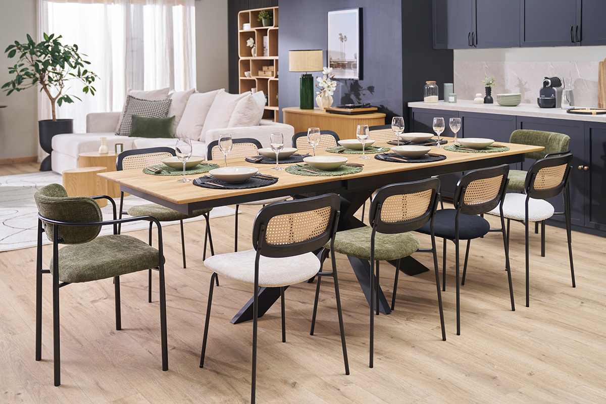 Table  manger AGATA en bois clair, entoure de chaises, dresse pour repas dans une salle moderne.