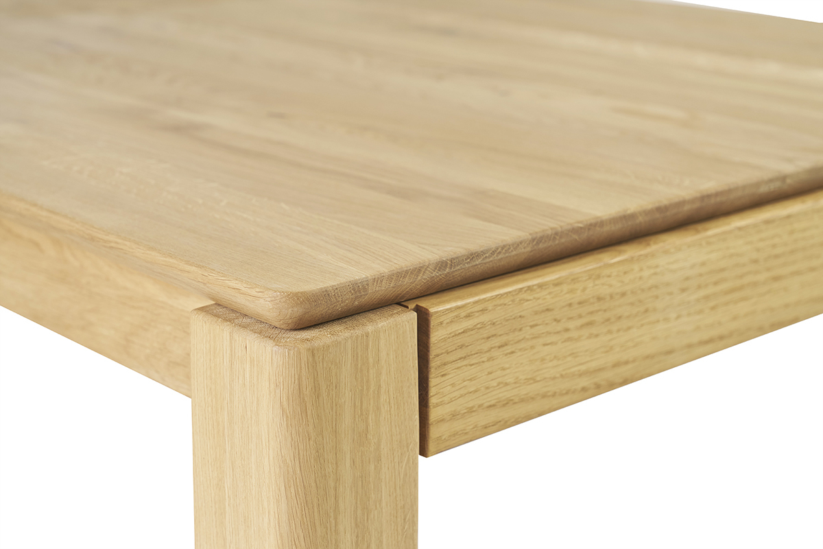 Dtail de la table en chne clair massif, vue de prs.