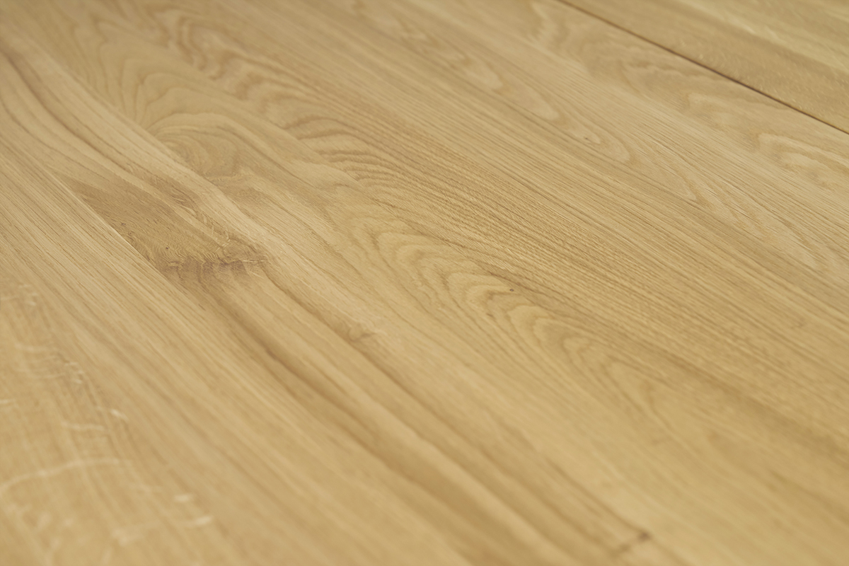 Gros plan sur le plateau en chne clair de la table NELYA.