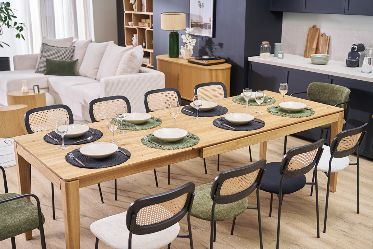 Table  manger rectangulaire en bois clair avec vaisselle, vue d'intrieur.