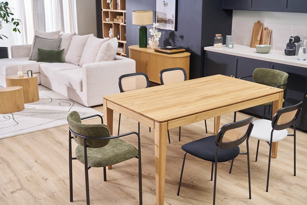 Table  manger extensible en chne massif avec six chaises diverses, vue d'intrieur.