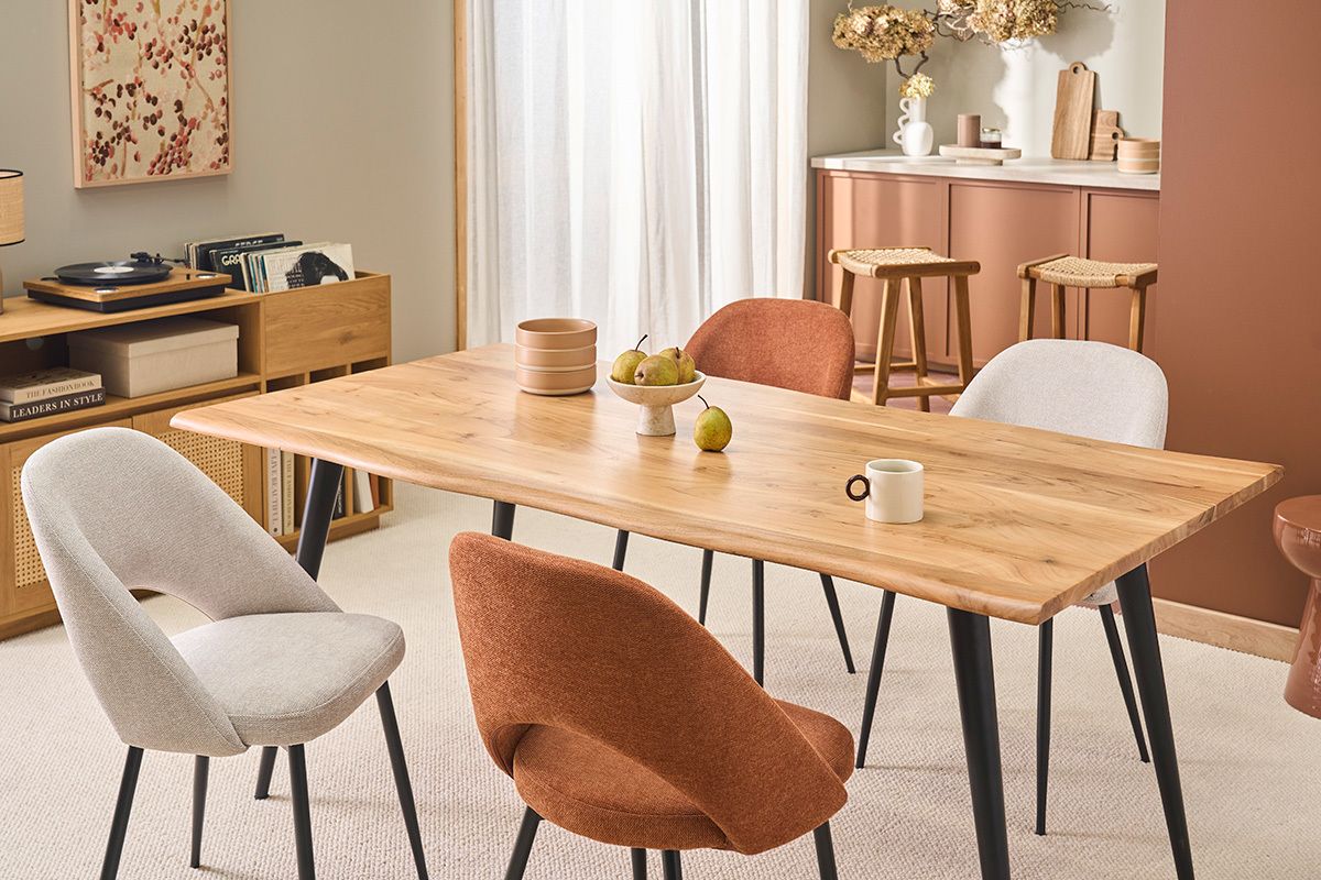 Table � manger EDGE en bois et m�tal noir avec chaises, vue d'angle.