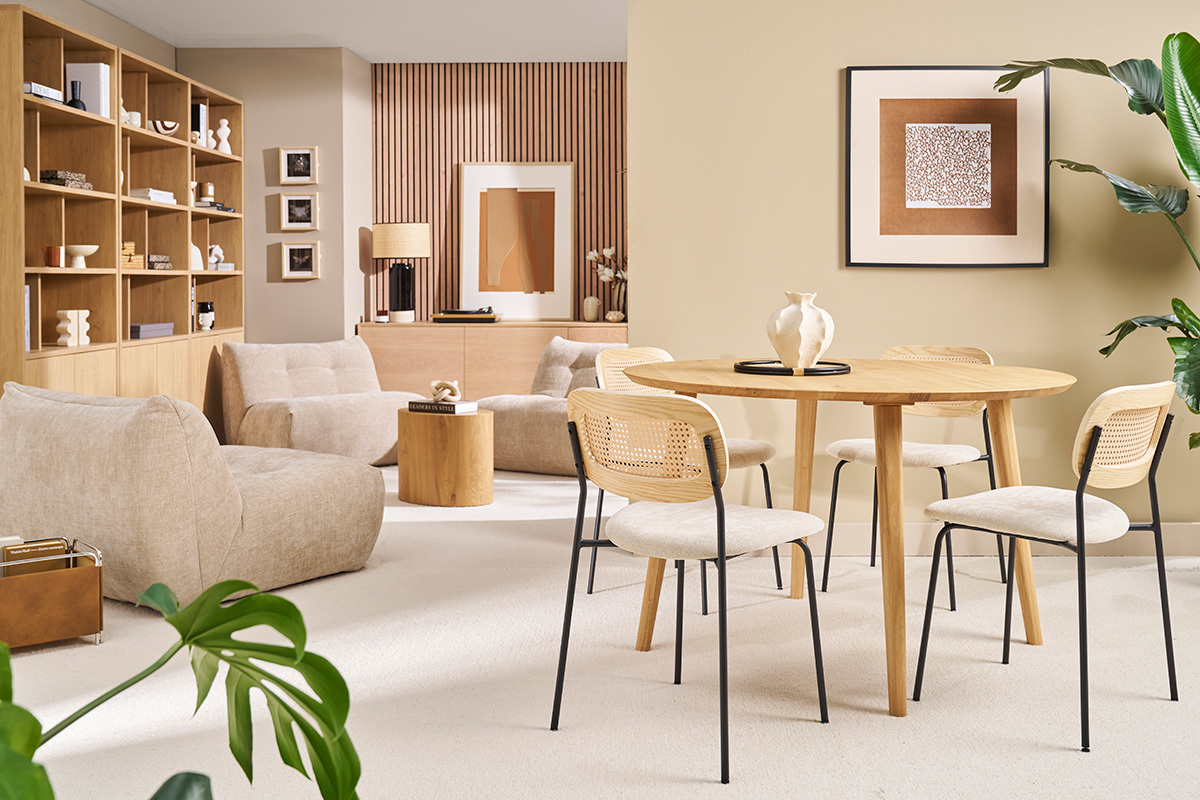 Table � manger ronde en bois clair avec chaises, dans un salon lumineux et moderne.