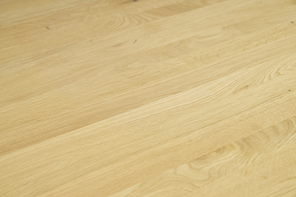 Surface en bois clair de la table � manger OKSANA en ch�ne massif.