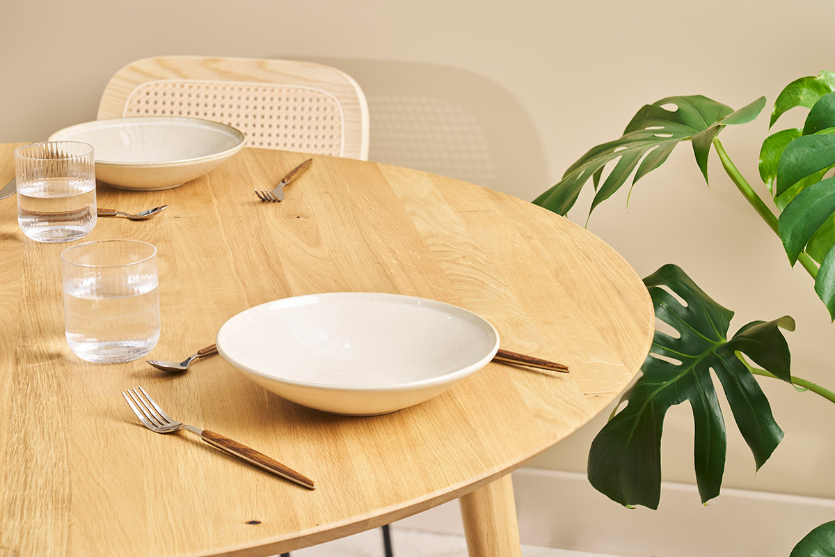 Table � manger ronde en bois clair ch�ne massif D120 cm OKSANA