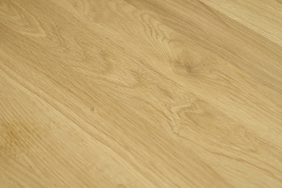 Gros plan du plateau en bois clair ch�ne massif de la table � manger ronde OKSANA.