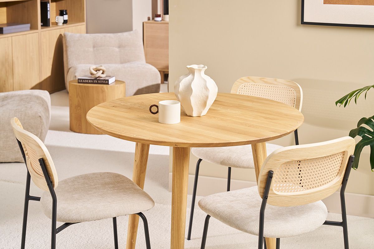 Table ronde en bois clair avec chaises, vue d'ensemble salle  manger.