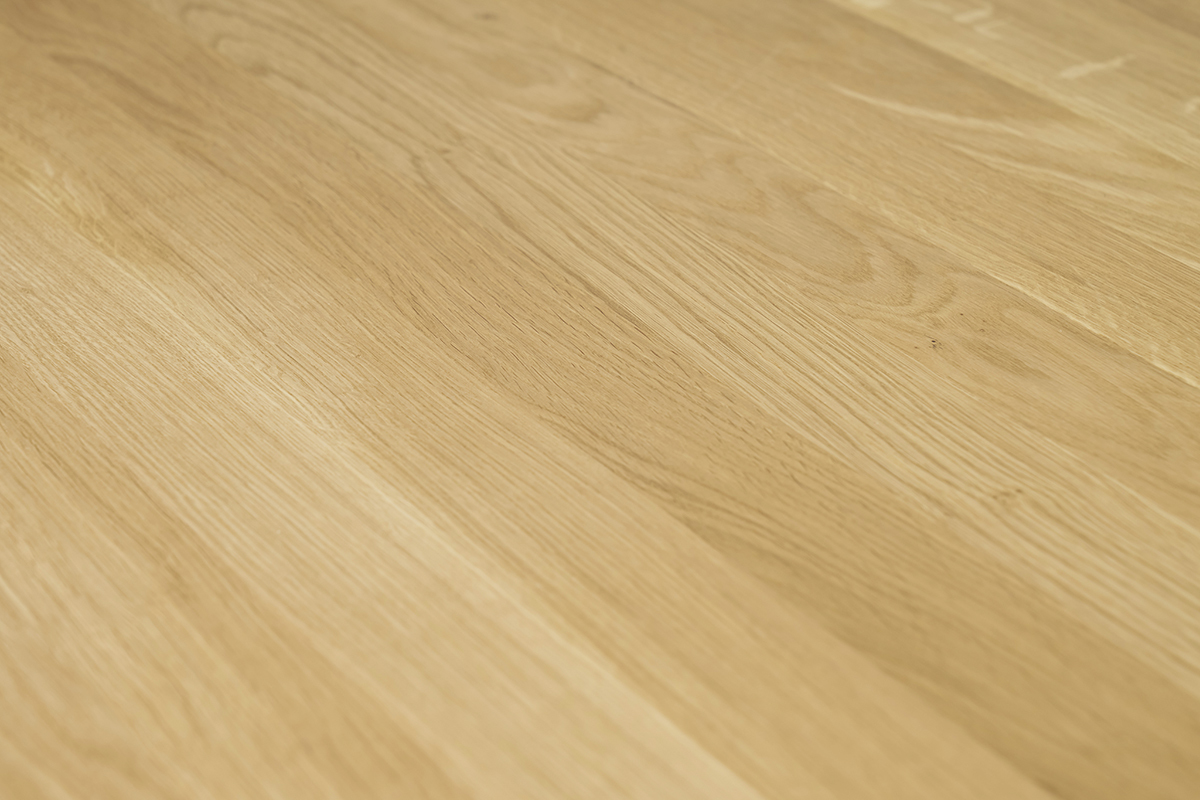 Table en chne massif avec finition bois clair, gros plan sur le plateau.