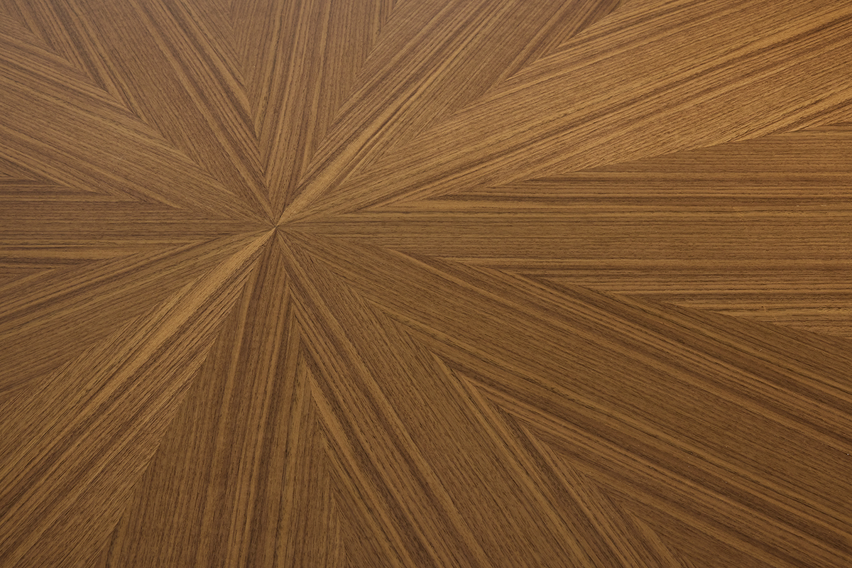 Plateau de table DITA en bois noyer avec motif �toile.