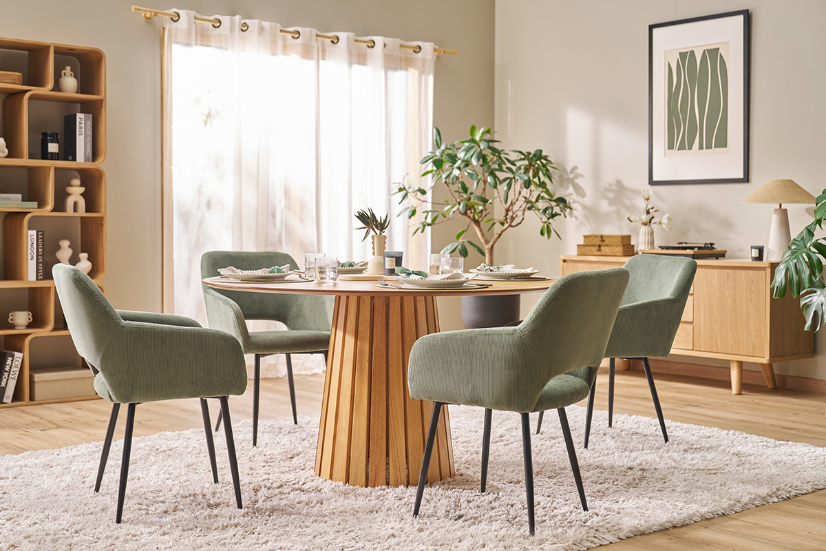 Table ronde en bois avec chaises vertes dans une salle � manger lumineuse.