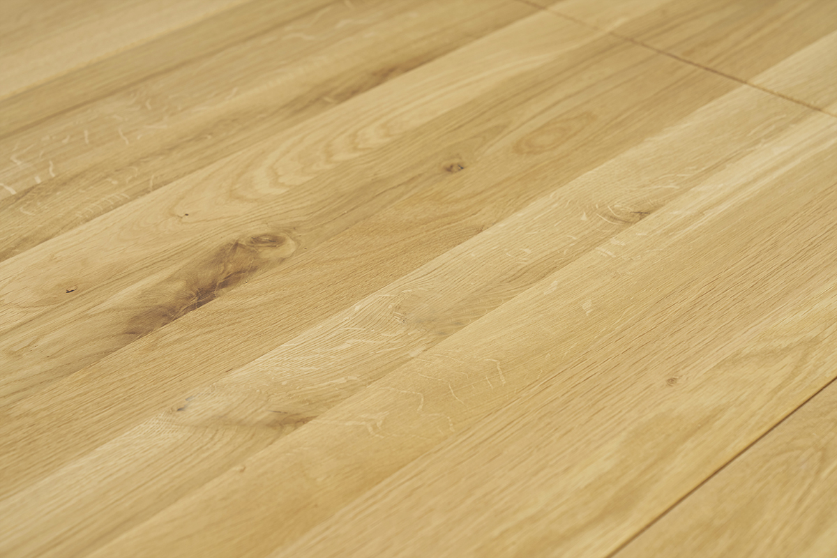 Gros plan sur le bois ch�ne massif de la table � manger OLGA.