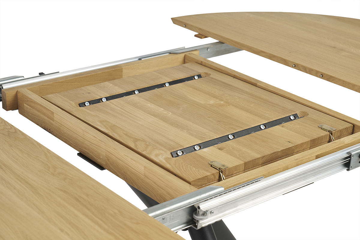 M�canisme d'extension de la table � manger ronde en ch�ne massif et m�tal noir.