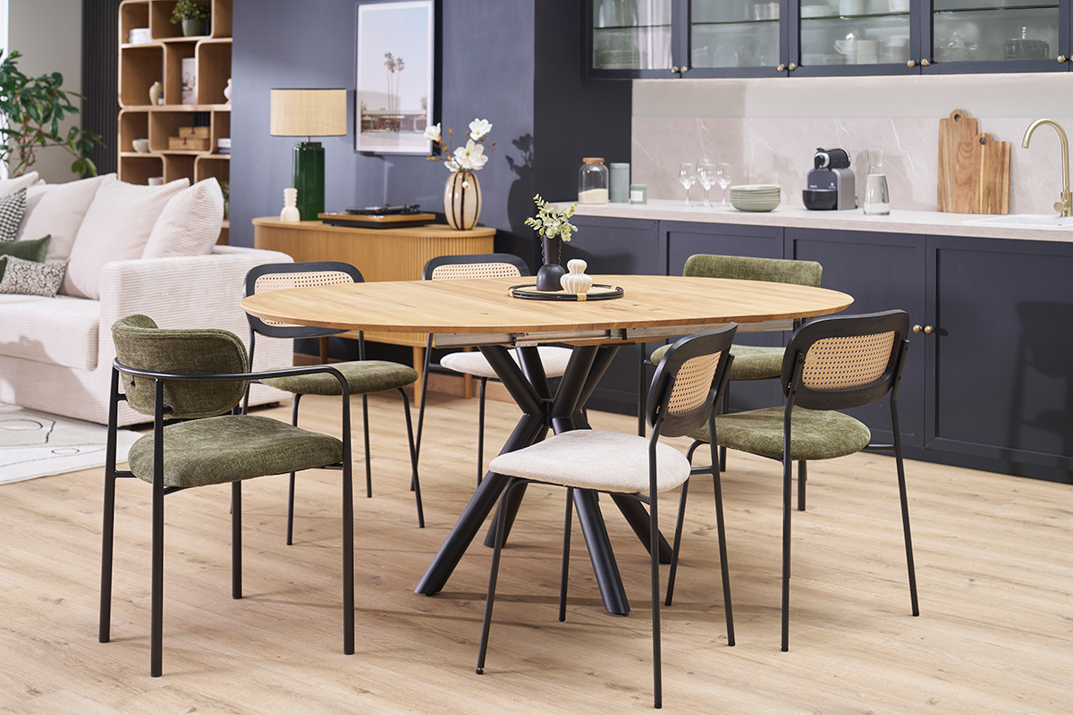 Table � manger OLGA ronde extensible en bois clair avec chaises, vue d'angle dans une salle � manger moderne.