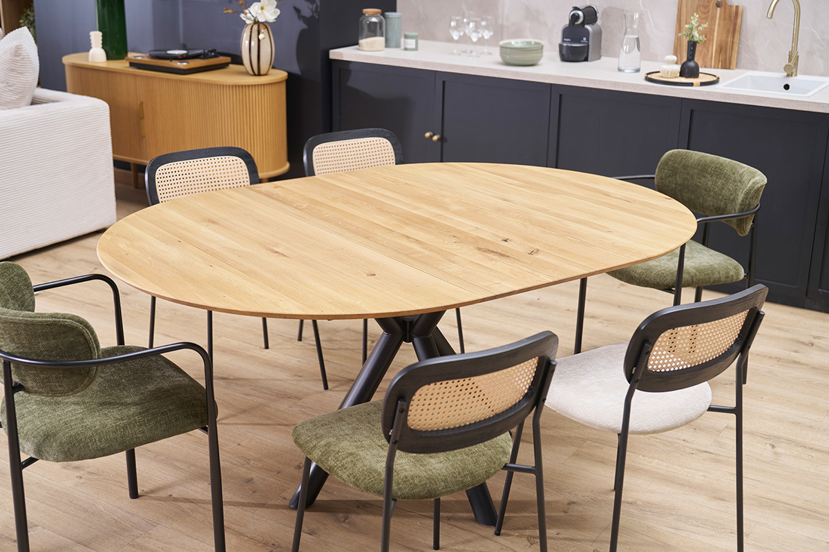 Table ronde en ch�ne massif avec pieds en m�tal, entour�e de chaises dans une salle � manger lumineuse.