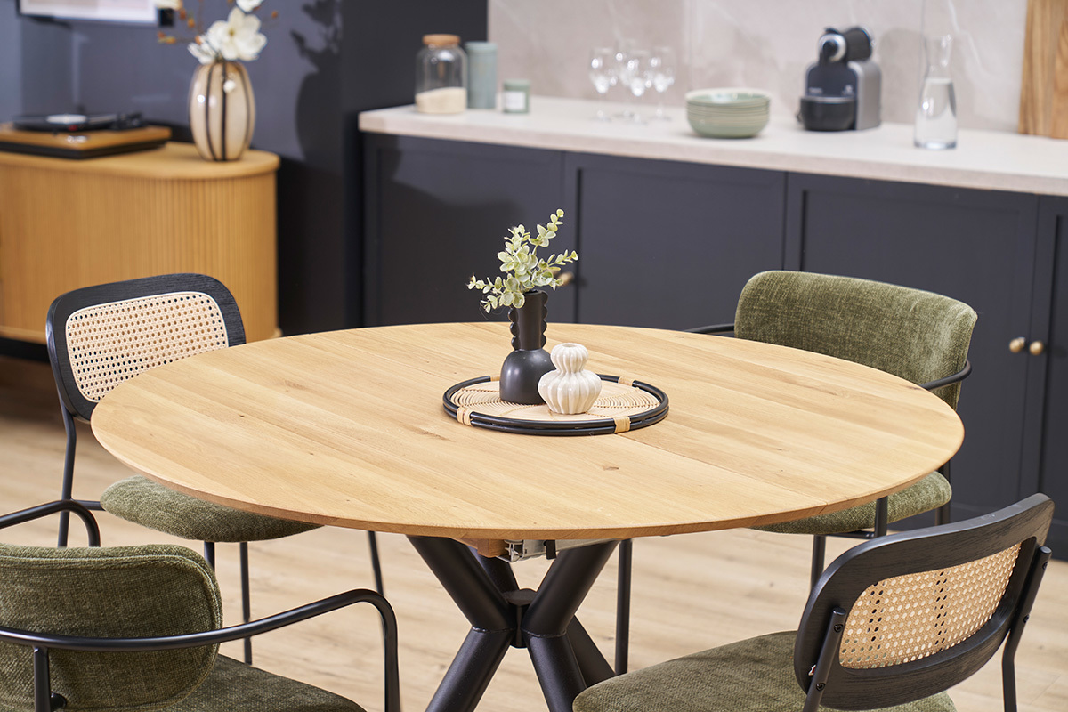 Table ronde extensible en ch�ne massif et m�tal noir avec des chaises, vue d'ensemble.