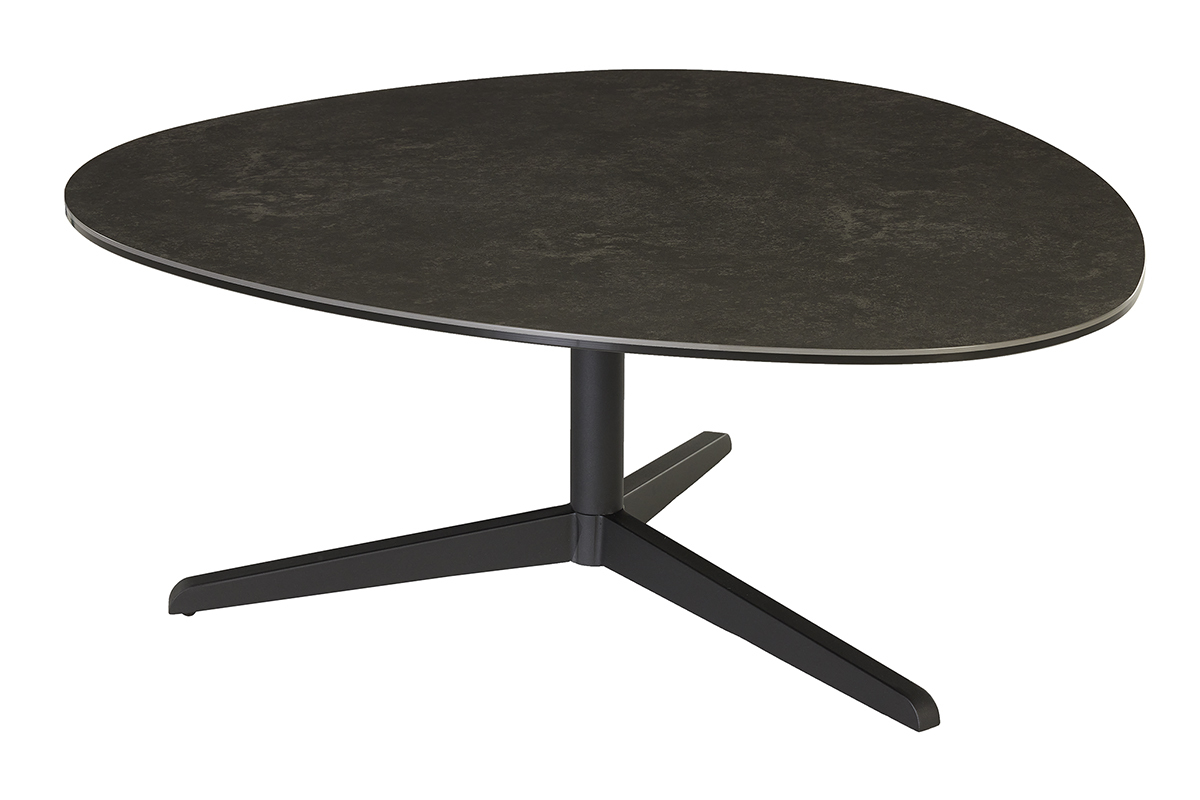 Table basse en c�ramique noire avec pi�tement en m�tal, vue de 3/4.