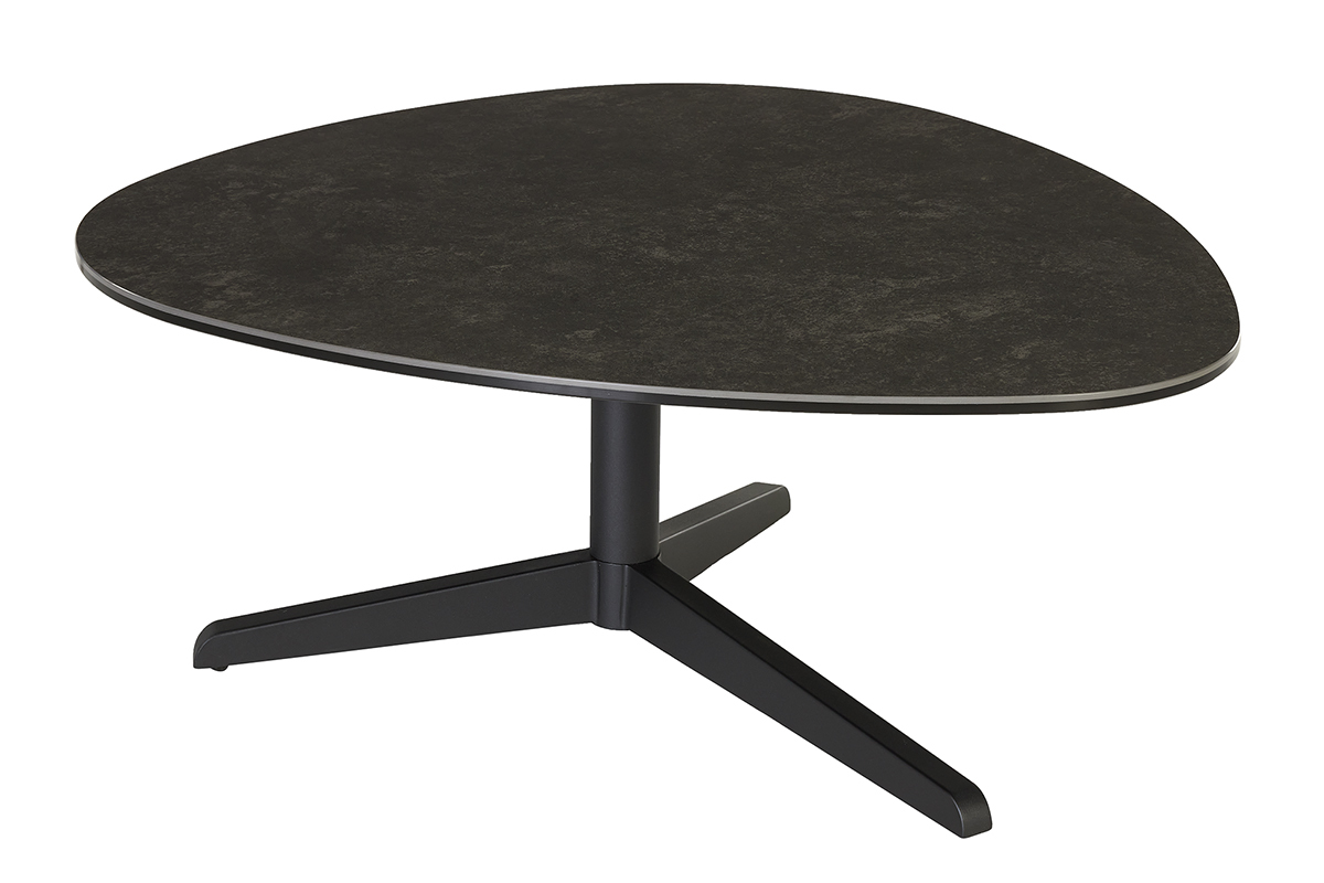 Table basse en c�ramique noire avec pi�tement en m�tal noir, vue de 3/4.