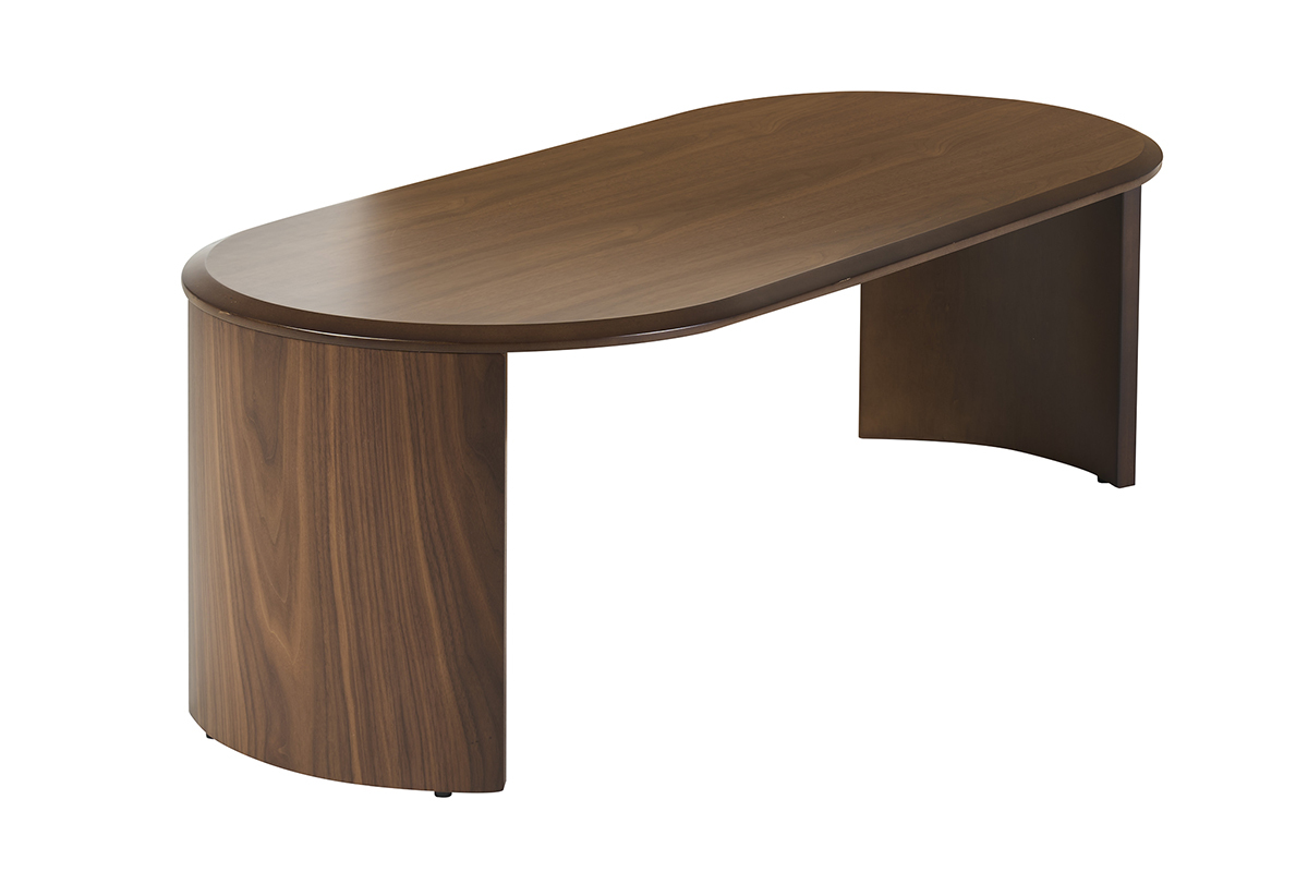 Table basse ovale en bois fonc� noyer, vue de trois quarts.