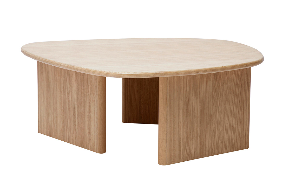 Table basse en bois clair, forme organique et asym�trique, vue de 3/4.