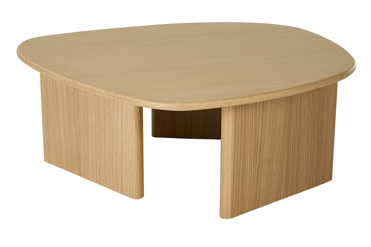 Table basse en bois clair, vue de 3/4, forme organique avec pieds arrondis, mod�le ONDINE.
