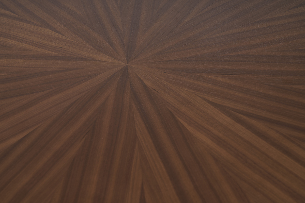 Table basse ovale en bois fonc noyer, zoom design lgant et chaleureux.