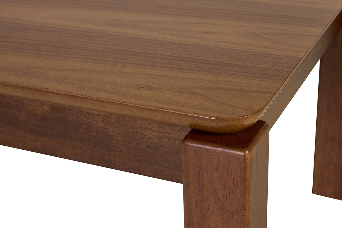 D�tail du plateau et d'un pied de la table basse rectangulaire en bois fonc� noyer