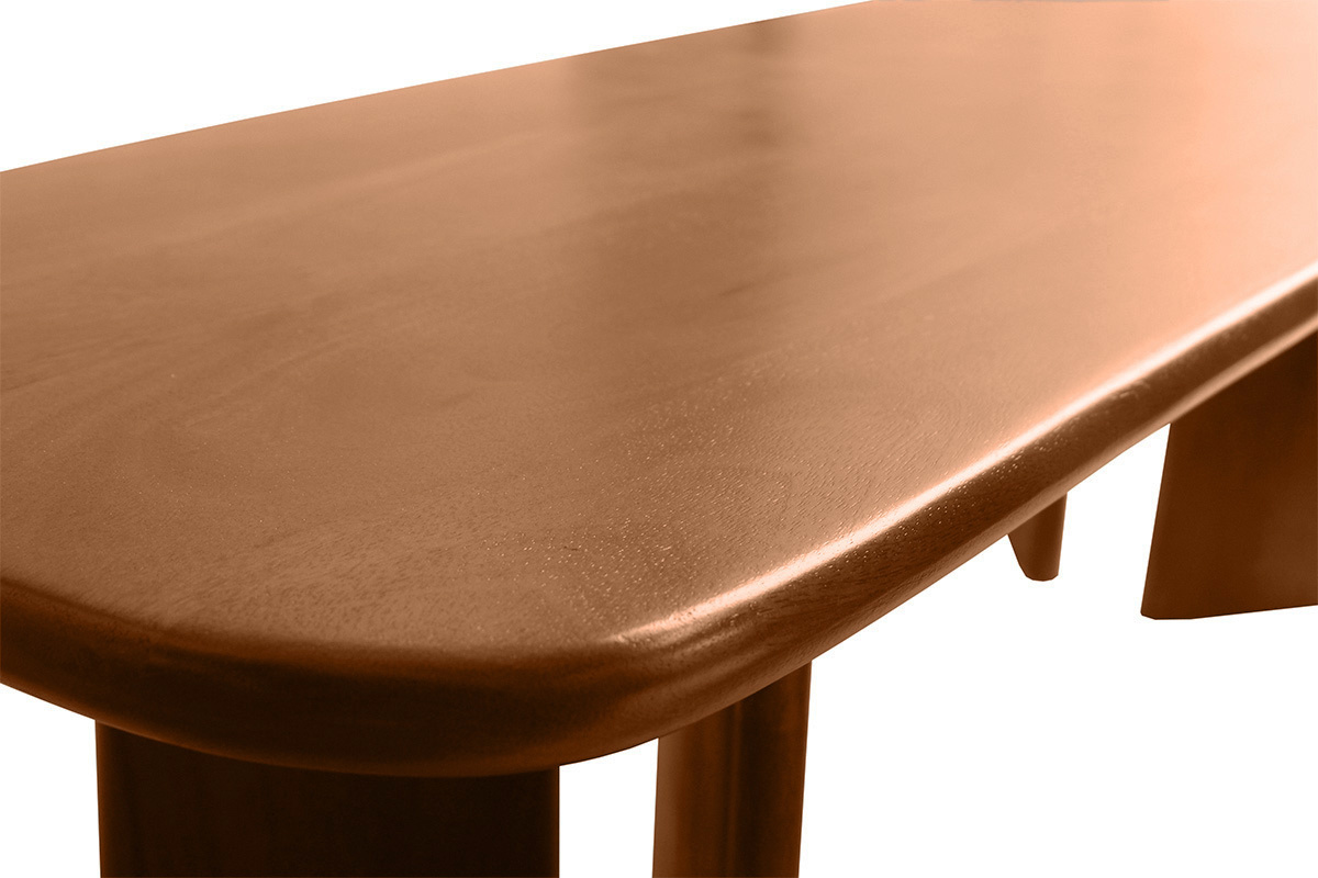 Table basse SOTA en bois de manguier massif, vue rapproche du plateau arrondi.