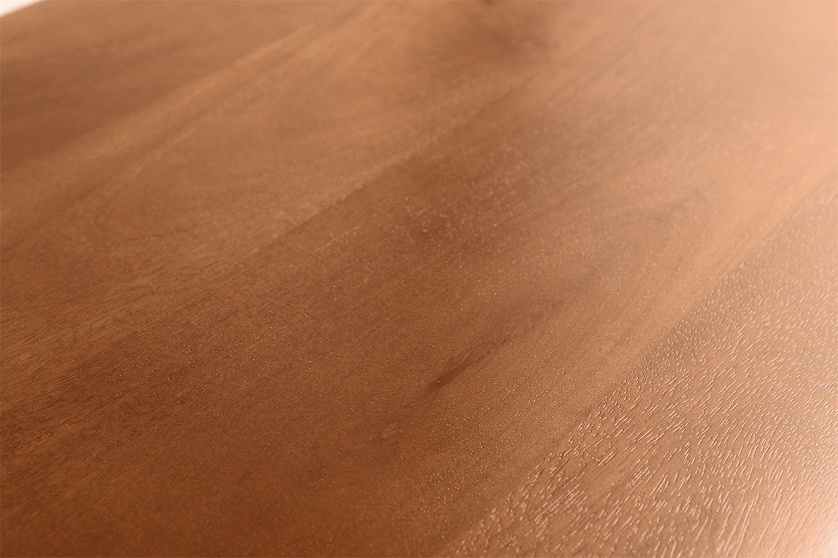 Gros plan du plateau en bois manguier massif teint de la table basse SOTA.