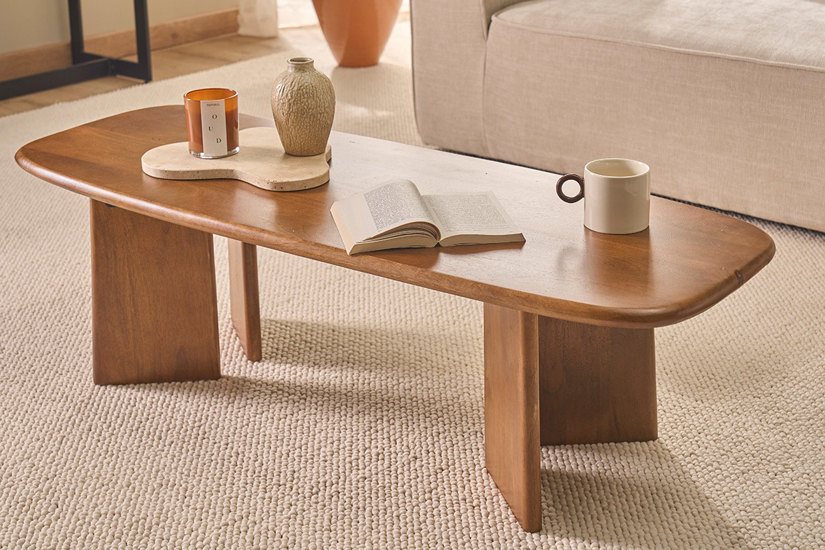 Table basse SOTA en bois manguier, vue avec livre et tasse.