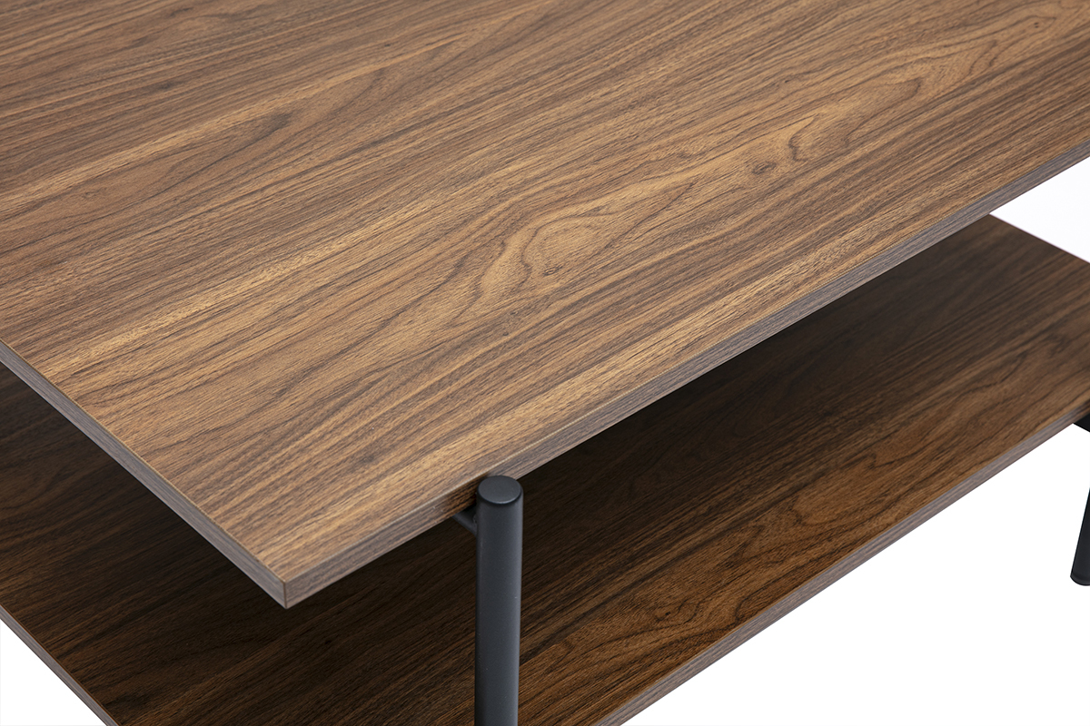 Table basse rectangulaire finition bois fonc� noyer et m�tal noir, vue de dessus.