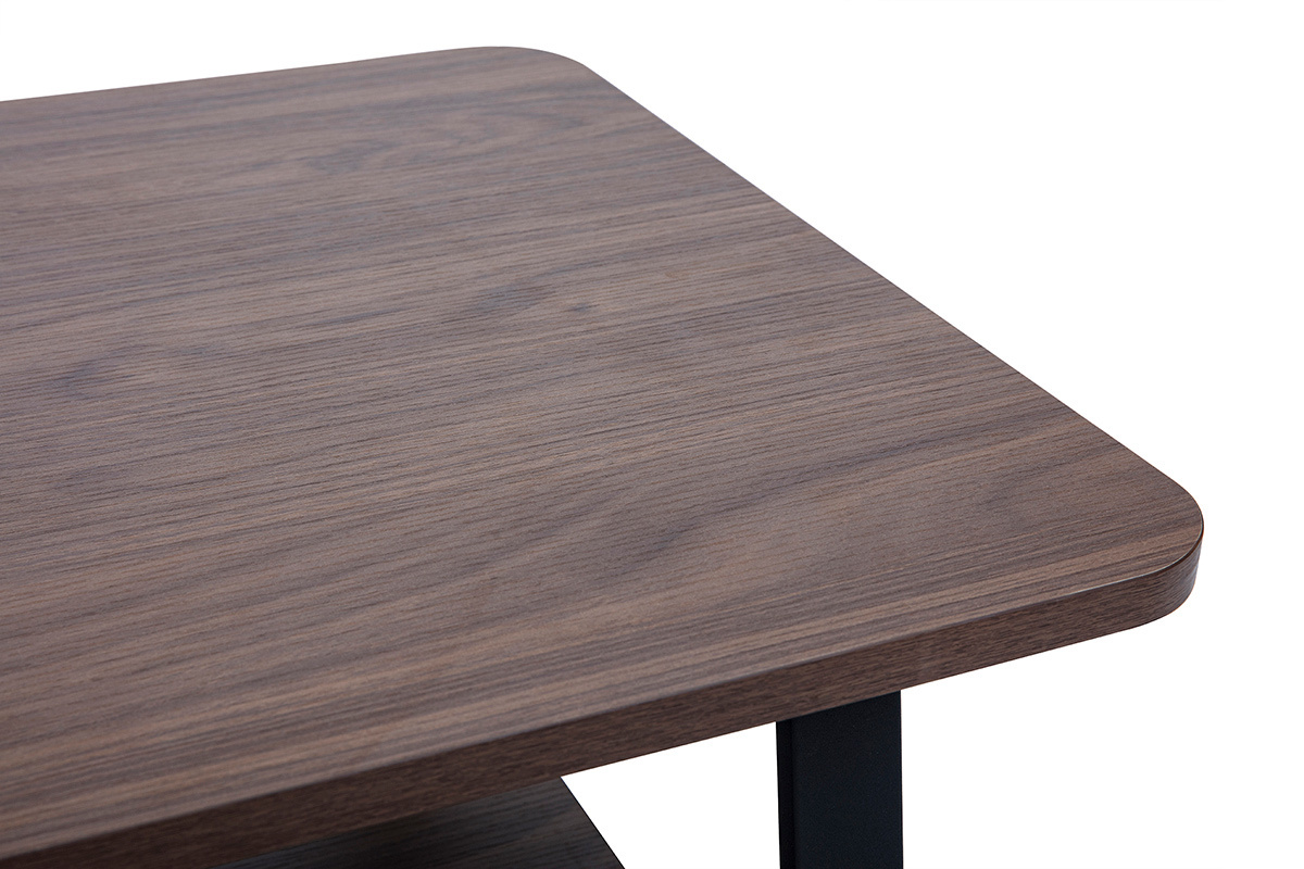 Gros plan sur le plateau en bois de noyer de la table basse MICHA avec structure en m�tal noir.