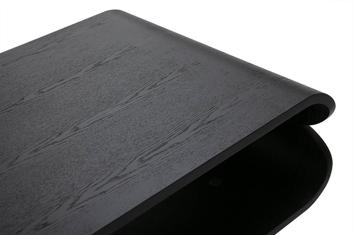 Vue de pr�s d'une table basse rectangulaire scandinave en bois noir avec finition en placage fr�ne.