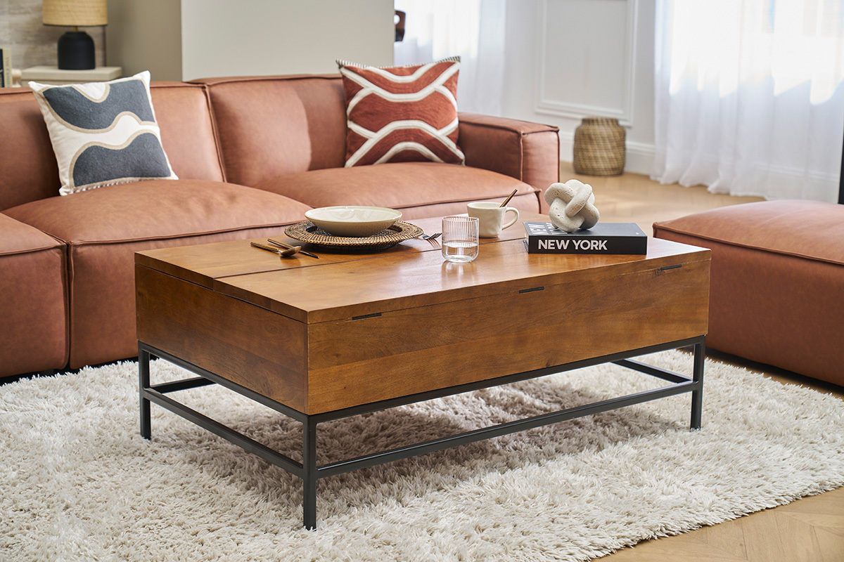 Table basse industrielle en bois et mtal, devant un canap marron, vue de 3/4, dans un salon.