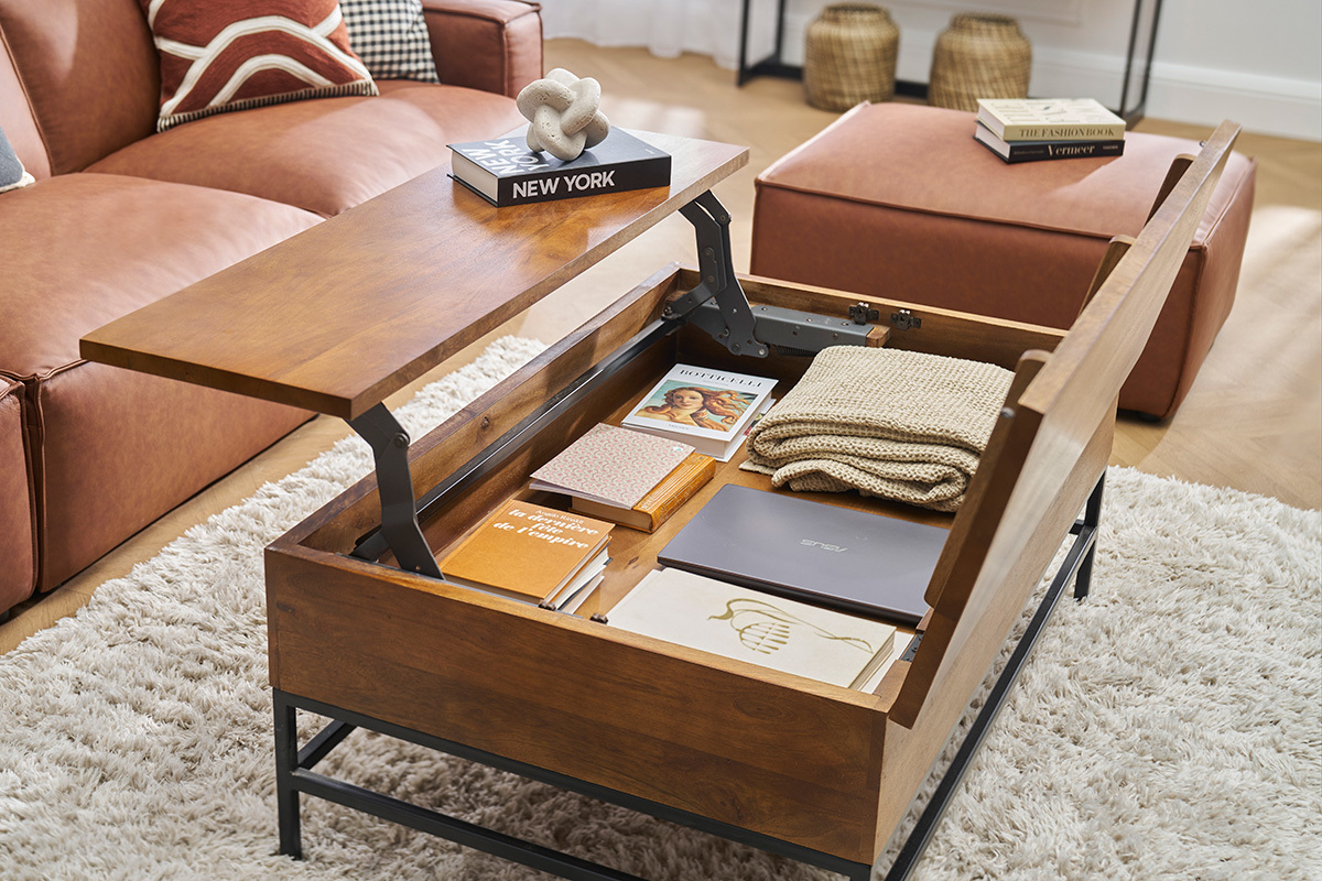Table basse relevable en bois de manguier et mtal noir avec rangement intrieur, vue de 3/4.