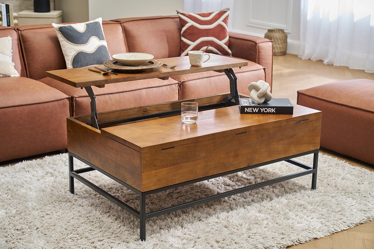 Table basse YPSTER en bois manguier et mtal noir avec plateau relevable, dans un salon avec canap.