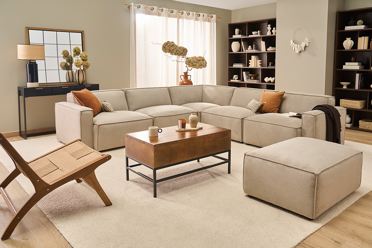 Table basse YPSTER en bois de manguier et m�tal noir dans un salon avec canap� beige et d�co moderne.