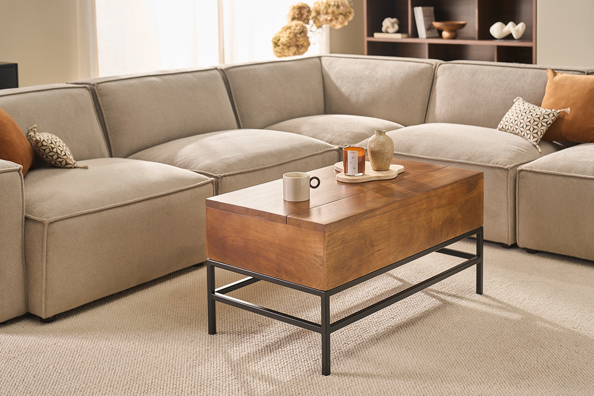 Table basse YPSTER en bois de manguier et m�tal noir, vue de trois quarts.