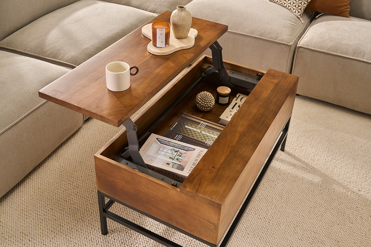 Table basse relevable en bois de manguier massif avec plateau ouvert et rangement visible, vue de dessus.
