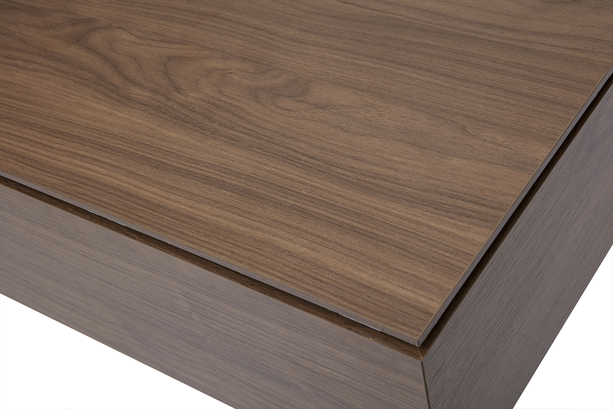 Gros plan sur la table basse relevable en bois finition noyer.