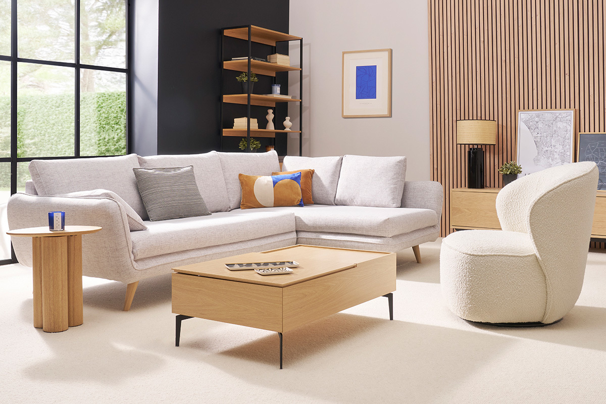 Table basse relevable SEDA en bois avec pitement mtal noir dans un salon moderne.