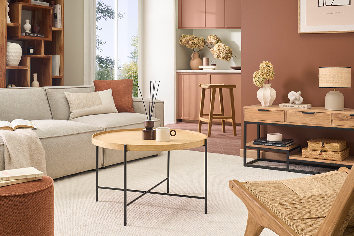 Table basse ronde en bois clair et m�tal noir dans un salon moderne.