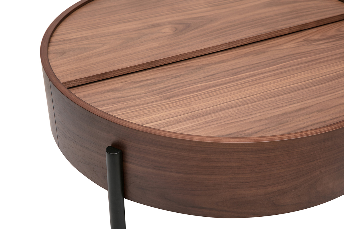 Table basse ronde en bois fonc� noyer avec plateau pivotant et pieds en m�tal noir, vue de dessus.