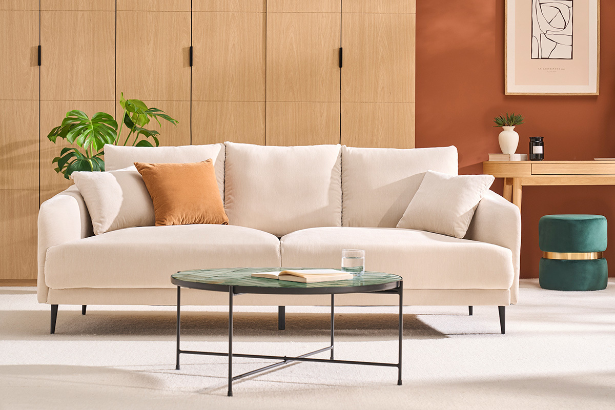 canap beige avec table basse mtal et cramique