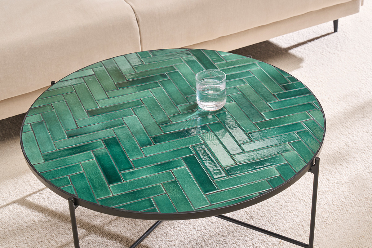 Table basse ronde en cramique vert fonc avec base en mtal noir, D80.5 cm, avec verre d'eau