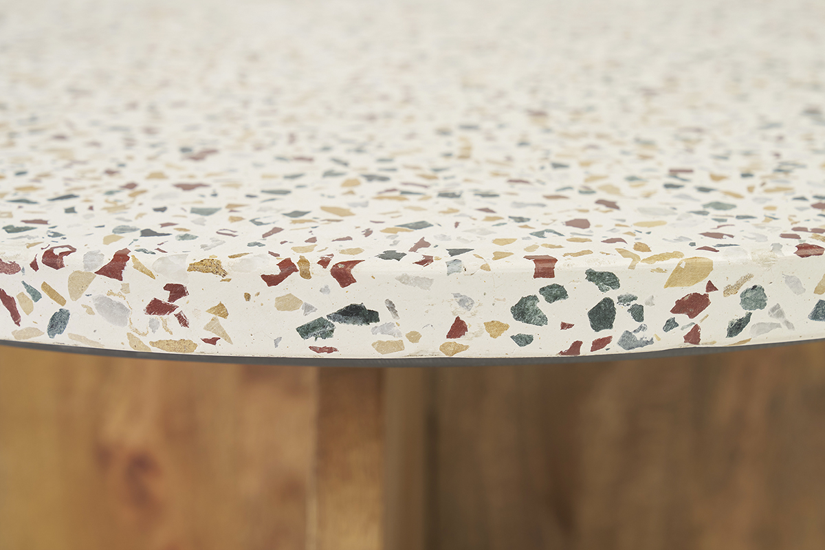 Gros plan sur le plateau en terrazzo mouchet� de la table basse ronde NESSA.